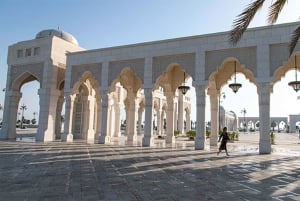 Dubaissa: Zayedin moskeija maasturilla: Abu Dhabi Päiväretki & Sheikh Zayedin moskeija maasturilla