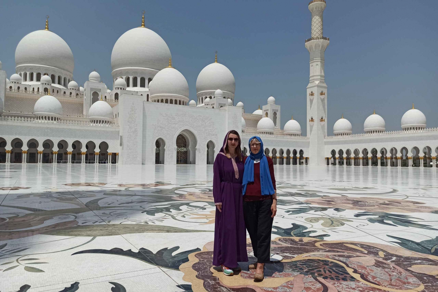 Fra Dubai: Abu Dhabi heldagseventyr med den store moské