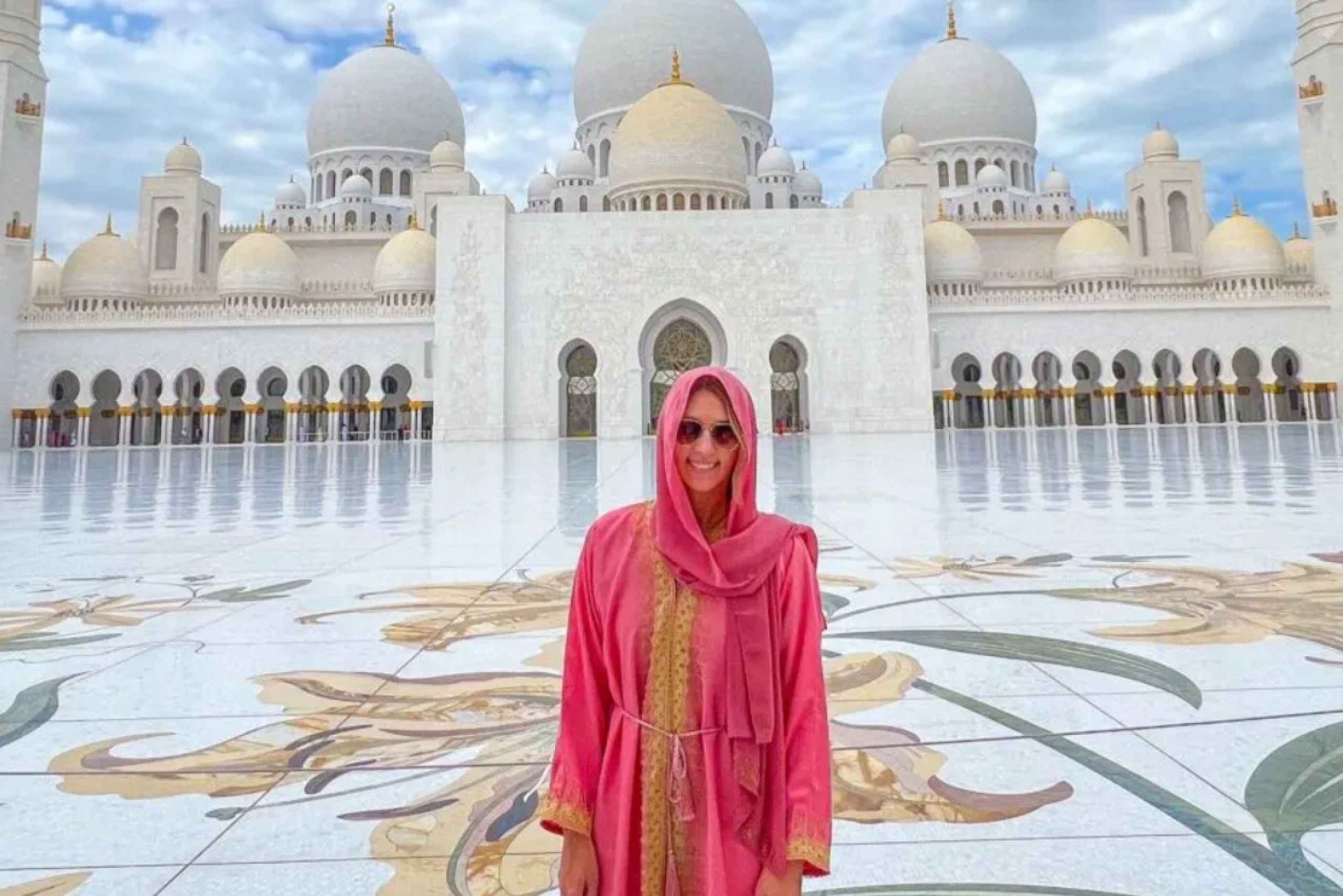 Dubaissa: Abu Dhabi: Abu Dhabi - kokopäiväretki ja moskeijavierailu (moskeija)