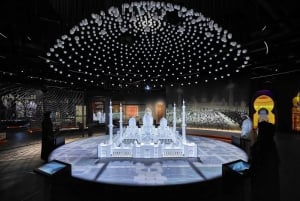 Vanuit Dubai: de Grote Moskee van Abu Dhabi met het Museum voor Licht en Vrede
