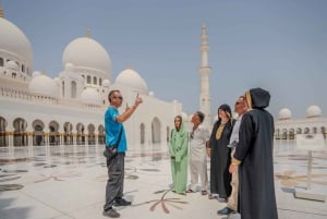 Vanuit Dubai: de Grote Moskee van Abu Dhabi met het Museum voor Licht en Vrede