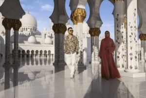 Vanuit Dubai: de Grote Moskee van Abu Dhabi met het Museum voor Licht en Vrede