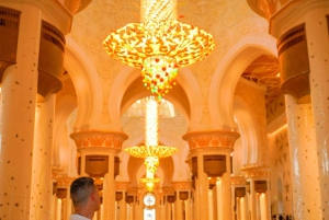 Vanuit Dubai: de Grote Moskee van Abu Dhabi met het Museum voor Licht en Vrede