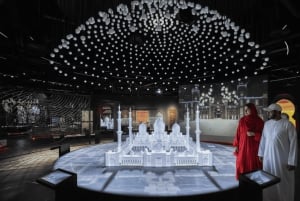 Vanuit Dubai: de Grote Moskee van Abu Dhabi met het Museum voor Licht en Vrede