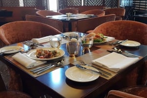 Dubaissa: Abu Dhabi: Pienryhmän päiväretki lounaalla.