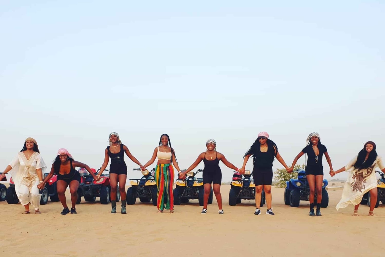 Vanuit Dubai: Woestijnsafari, BBQ, Quad rijden, Shisha & drankjes