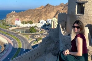 Mascate : Excursion d'une journée avec déjeuner omanais, prise en charge à l'hôtel et billet d'avion