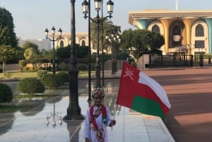 Muscat: Tagestour mit omanischem Mittagessen, Abholung vom Hotel und Flugticket