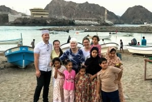 Muscat: Dagsutflykt med omansk lunch, upphämtning på hotell och flygbiljett