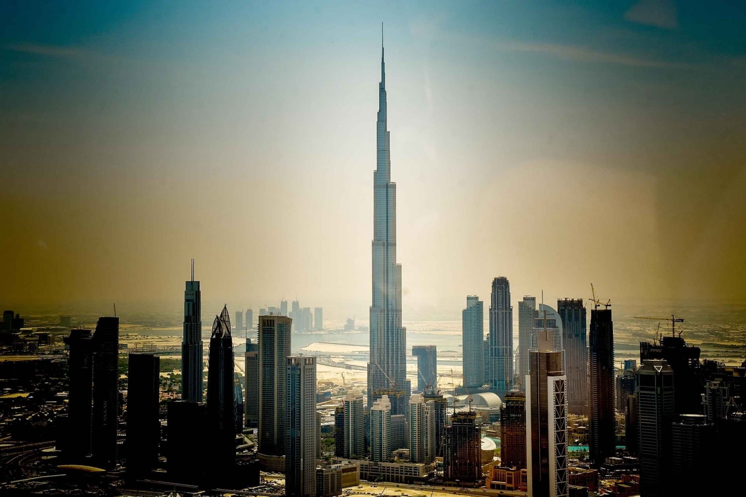 ドバイからアブダビへ：ヘリコプターによる市内移動