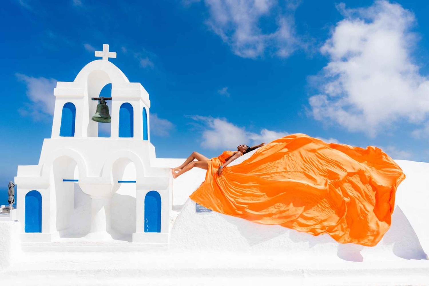 Sessão fotográfica com vestidos voadores em grupo - Santorini