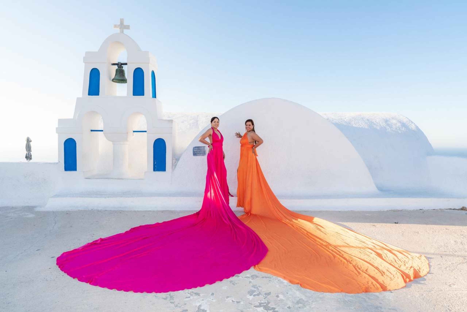 Sessão fotográfica com vestidos voadores em grupo - Santorini