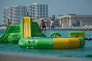 Opblaasbaar waterpark bij palm Jumeirah duabi