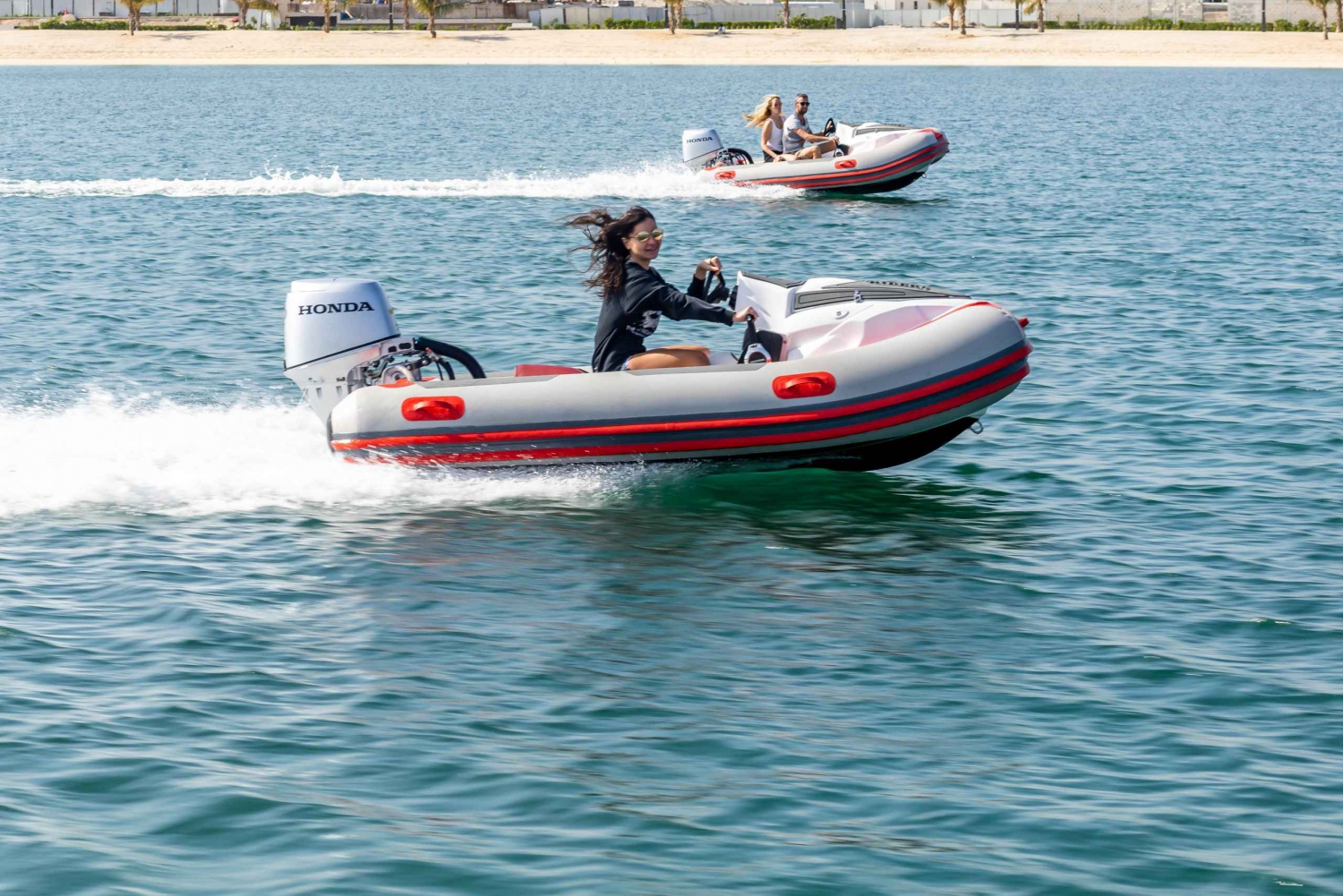 Jumeirah: Vattensporttur med självkörande båt i Dubai