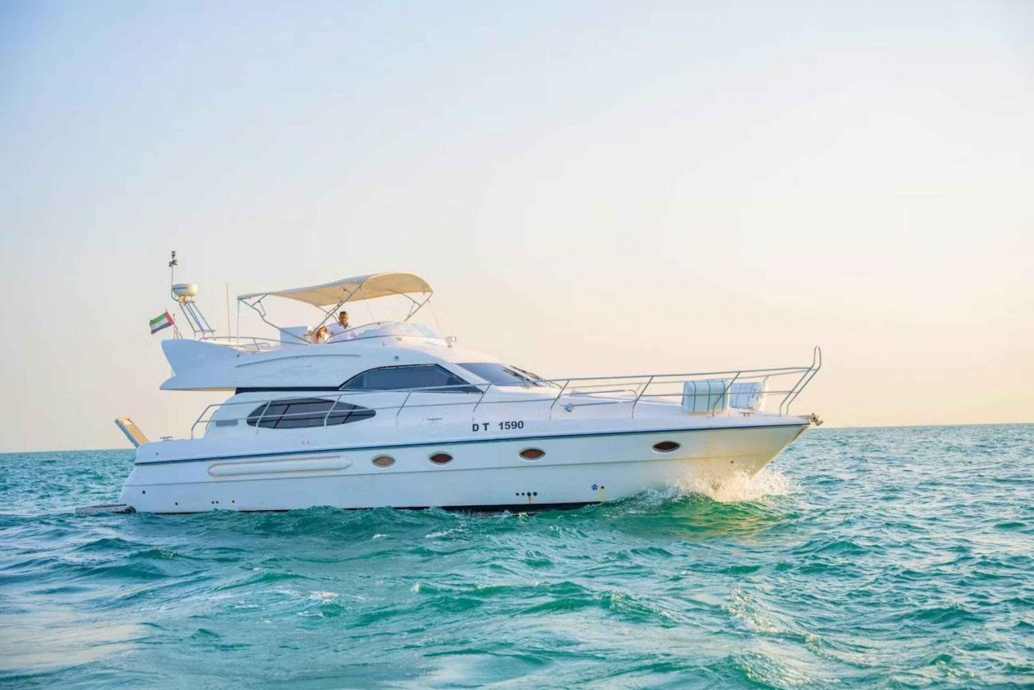 Yacht privé luxueux et spacieux de 55 pieds pour 18 personnes à partir de 550AED