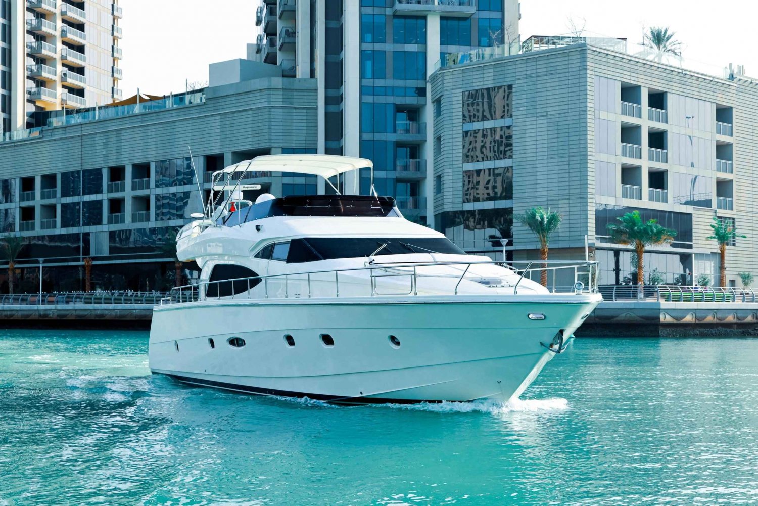 Dubai: 1-Stunden-Luxusyacht - Dominator 64s