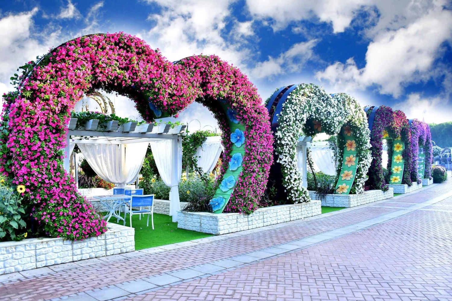 Tour del Miracle Garden e del Global Village: scegli la tua opzione
