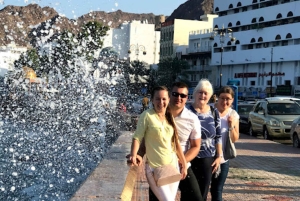 Muscat: Tagestour mit omanischem Mittagessen, Abholung vom Hotel und Flugticket