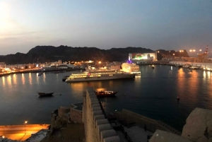 Muscat: Tagestour mit omanischem Mittagessen, Abholung vom Hotel und Flugticket