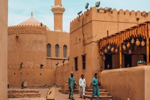 Muscat: Tagestour mit omanischem Mittagessen, Abholung vom Hotel und Flugticket