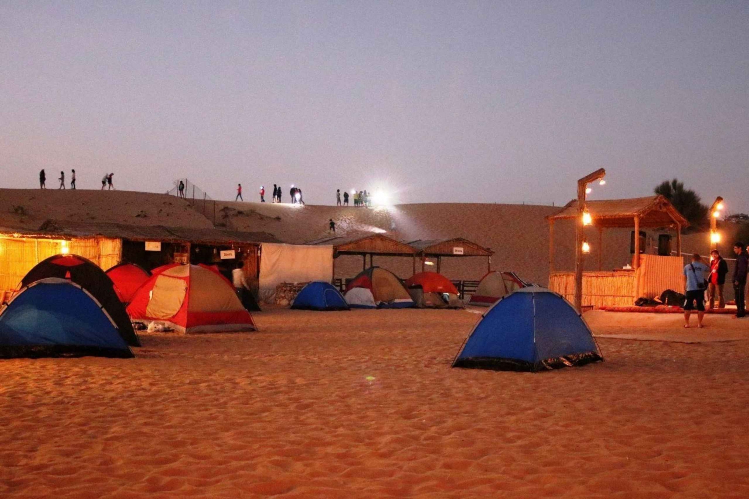 Noche en el desierto Bajo las estrellas Dune Bash Paseo en camello bbq Cena