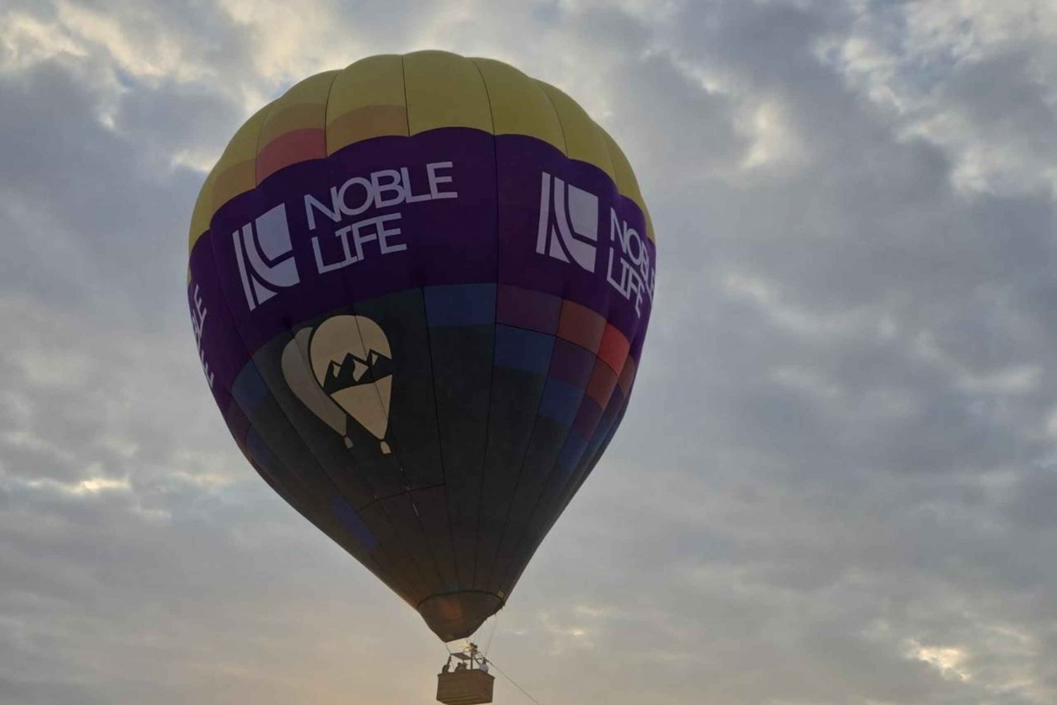 Noble Life Auringonnousu Kuumailmapalloajelu Dubain autiomaan yllä