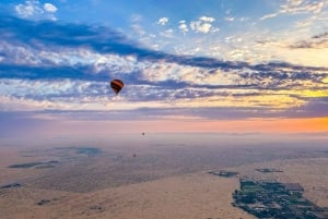 Przejażdżka balonem Noble Life Sunrise nad pustynią w Dubaju