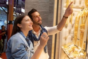 Wycieczka po Starym Dubaju: Souki, meczety i więcej ukrytych skarbów!