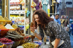 Stary Dubaj: Wycieczka z przewodnikiem Premium z jedzeniem ulicznym i przejażdżką Abrą