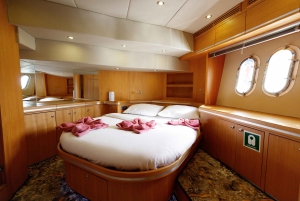 Dubai: Private Yacht Cruise with Optional Meal