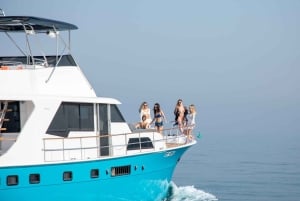 Experiência de iate privativo no mar com refrigerantes e sumos