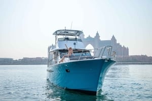 Experiência de iate privativo no mar com refrigerantes e sumos