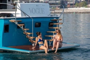 Experiência de iate privativo no mar com refrigerantes e sumos