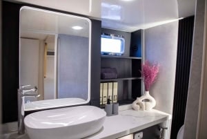 Experiência de iate privativo no mar com refrigerantes e sumos