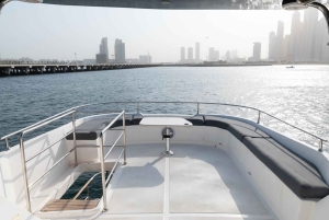 Experiência de iate privativo no mar com refrigerantes e sumos