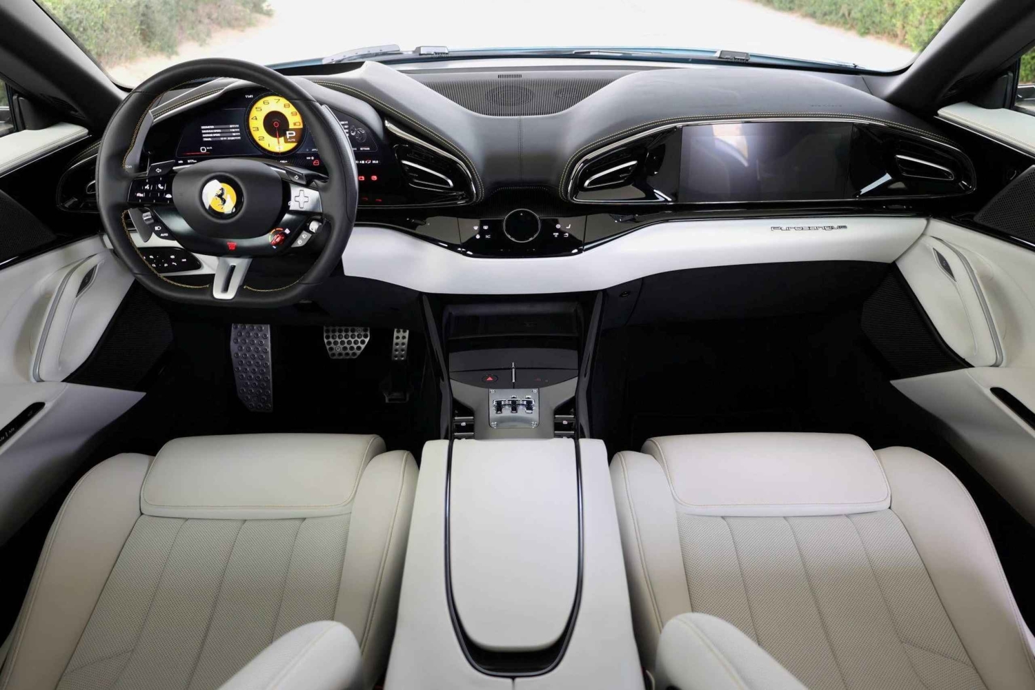 Ferrari Purosangue in Dubai mieten – ohne Kaution