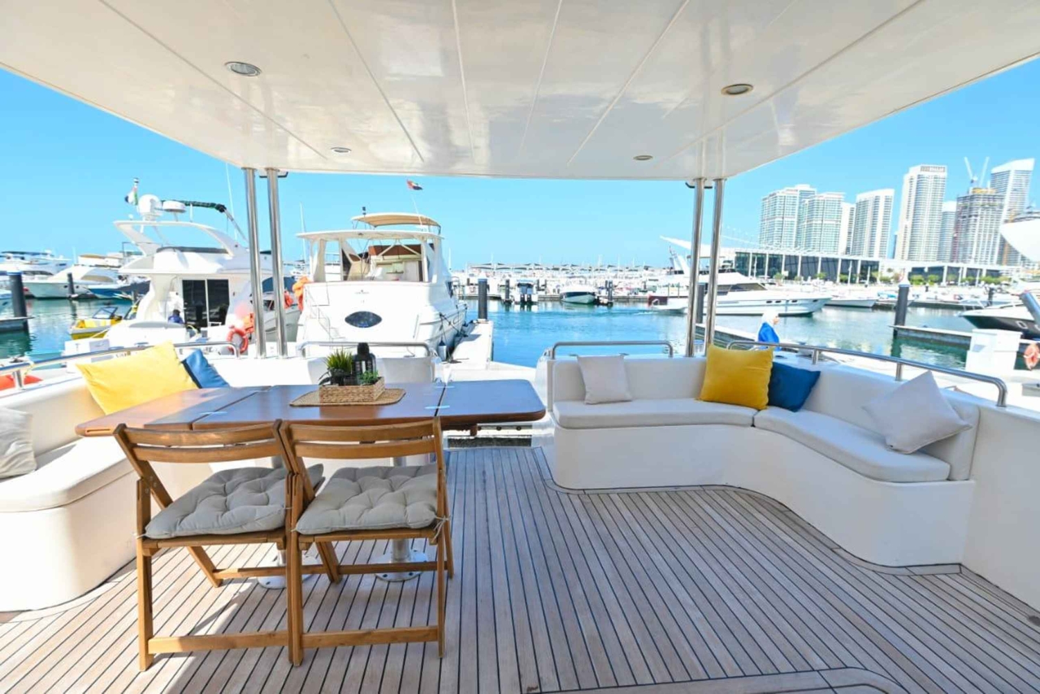 Romantisches Abendessen auf einer privaten Yacht