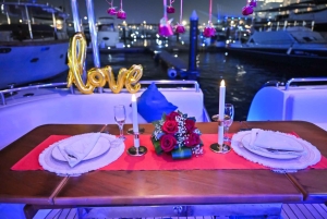Romantisches Abendessen auf einer privaten Yacht