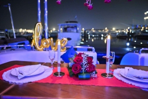 Romantisches Abendessen auf einer privaten Yacht