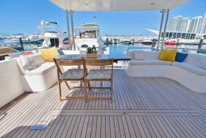 Romantisches Abendessen auf einer privaten Yacht