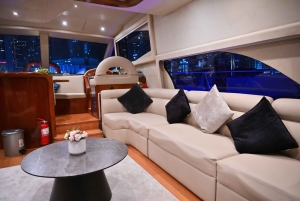 Romantisches Abendessen auf einer privaten Yacht