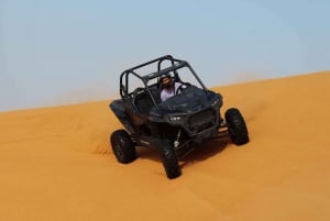 Självkörande fyrhjuling, dune buggy och sandboarding i öknen