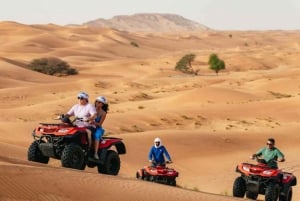 Självkörande fyrhjuling, dune buggy och sandboarding i öknen