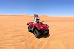 Självkörande fyrhjuling, dune buggy och sandboarding i öknen