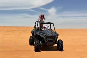 Selvkjørende firhjuling, sanddynebuggy og sandbrettkjøring i ørkenen