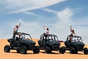 Selvkjørende firhjuling, sanddynebuggy og sandbrettkjøring i ørkenen