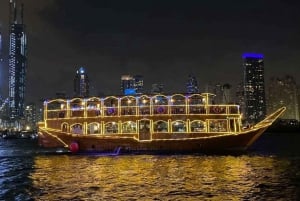Nyttårsfyrverkeri på Dubai Marina Cruise i 2025