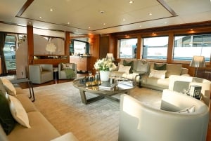 Dubai: Sunseeker Superyacht VIP Dinner, Drinks & Live DJ