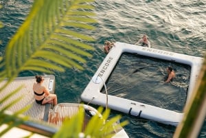 Dubai: Sunseeker Superyacht VIP Dinner, Drinks & Live DJ