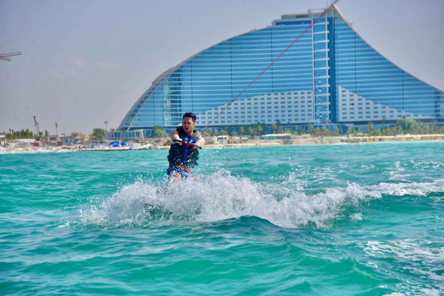 WakeBoard : Scia sull'acqua del mare di Dubai con il Wakeboard
